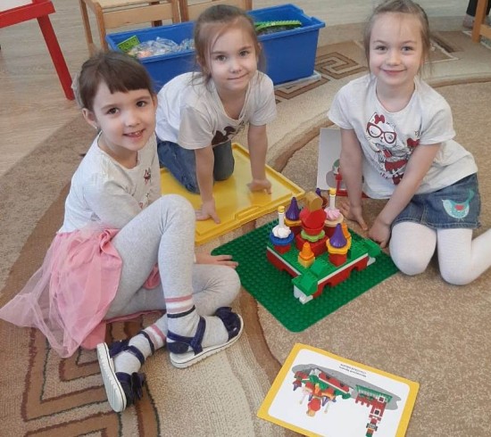 Маленькие котловчане узнали о военных профессиях и создали макет Спасской башни