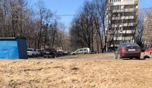 Жители дома на Севастопольском проспекте борются за восстановление газона и дорожного покрытия