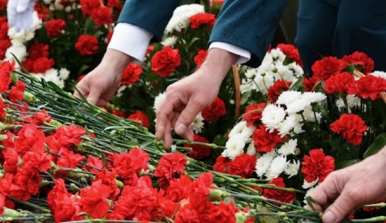 Мэр Москвы и волонтёры возложили цветы к памятнику маршалу Жукову