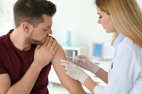 Учёный из МГУ подчеркнул важность антигриппозной вакцинации для снижения риска распространения гриппа