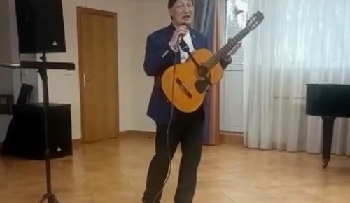Певец и гитарист Олег Мустафин выступил с концертом для котловчан