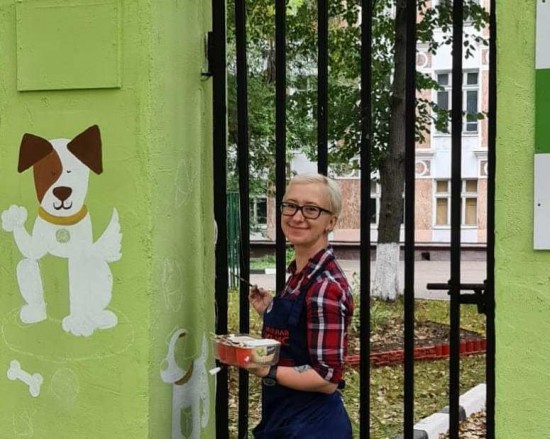 Арт-волонтёры проекта «Весёлый коридор» завершили роспись «Доброго дома» на Нагорной