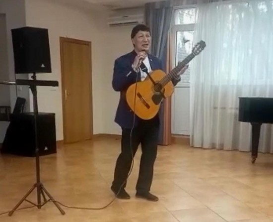 Певец и гитарист Олег Мустафин выступил с концертом для котловчан