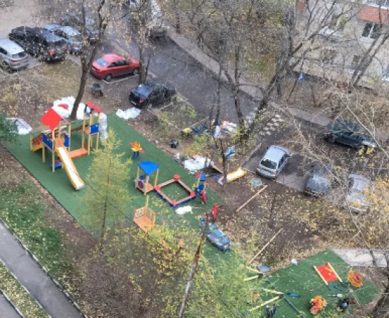 На улице Ремизова ребят скоро обрадует новая детская площадка