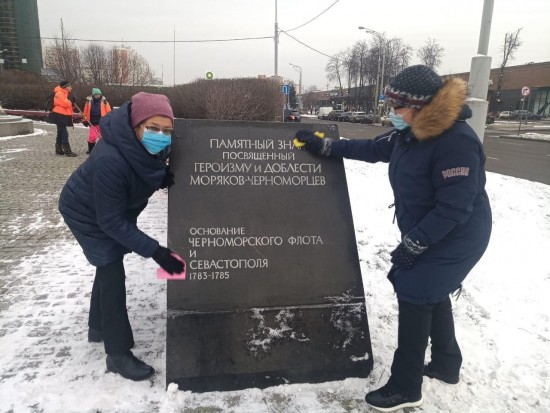 Участники проекта «Московское долголетие» привели в порядок памятник морякам-черноморцам