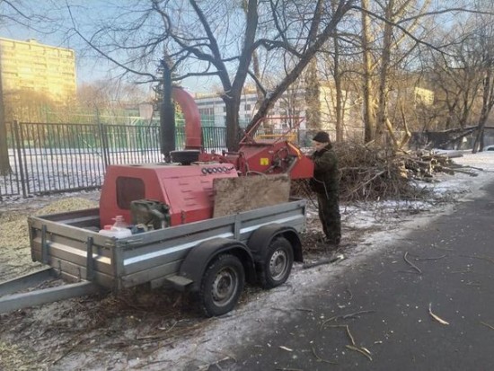 На улице Винокурова проходит санитарная обрезка деревьев