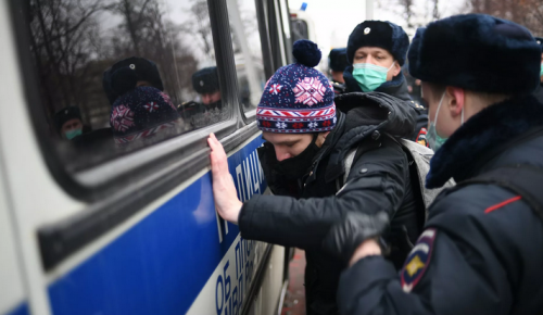 В Москве на несанкционированном митинге начались провокации против полиции