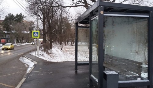 В Котловке продолжается замена старых остановок общественного транспорта на новые
