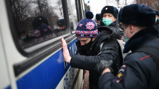 В Москве на несанкционированном митинге начались провокации против полиции