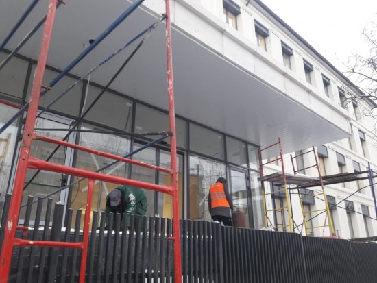 Жители Котловки смогли увидеть обновленный фасад поликлиники на Нагорной