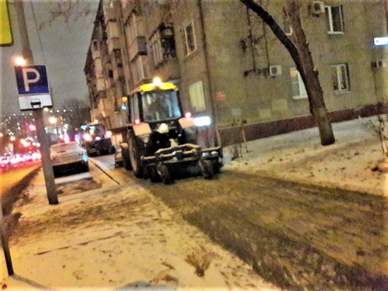 Коммунальщики Котловки продолжают устранять последствия снегопада