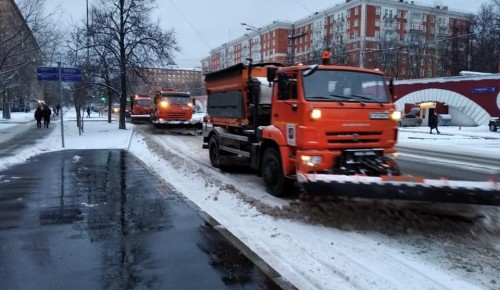 В Ломоносовском районе "Жилищник" оперативно устраняет последствия снегопада
