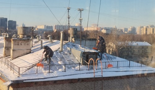 Около двухсот сотрудников ЖКХ ежедневно убирают снег на территории Котловки 