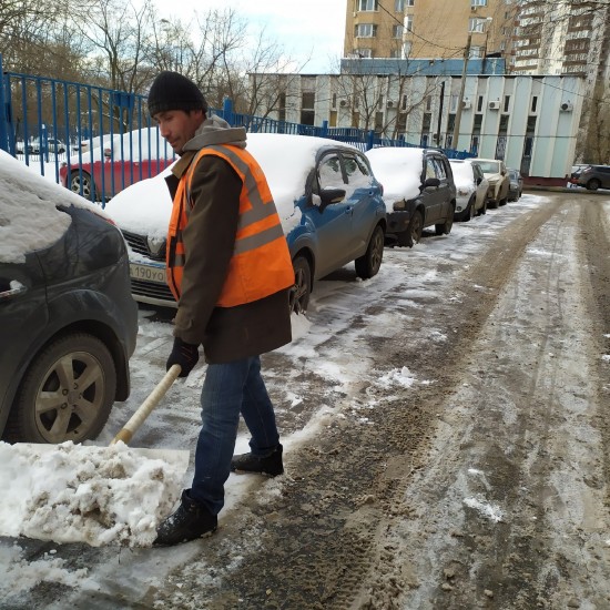 "Жилищник" Ломоносовского района устраняет последствия снегопада. Фоторепортаж