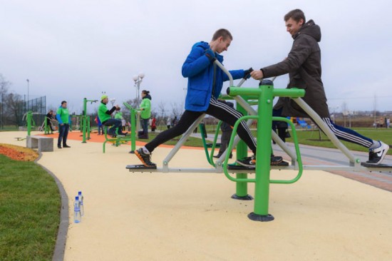 В Ломоносовском районе жители занимаются спортом на оборудованных площадках