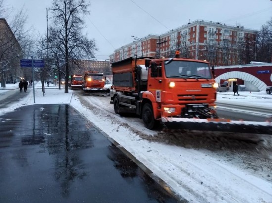 В Ломоносовском районе проходит уборка снега. Фоторепортаж