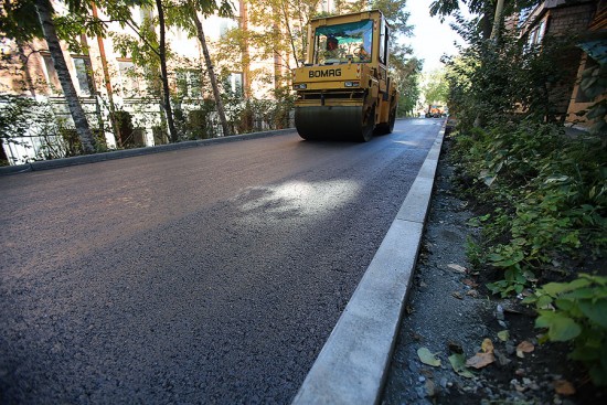 В Ломоносовском районе регулярно проводятся работы по ямочному ремонту дорог