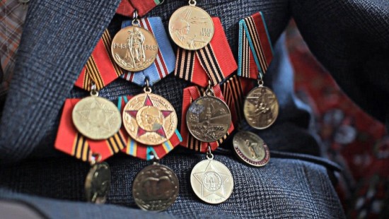 Ветеранам Ломоносовского района вручили юбилейные медали 