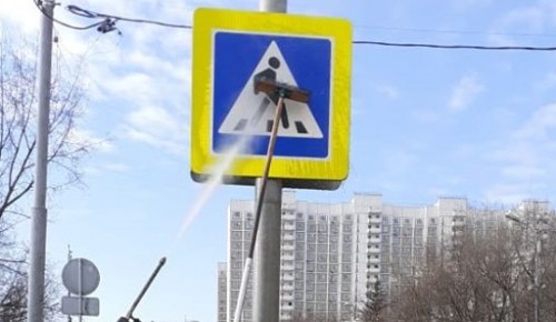 Промывка дорожных знаков и ограждений проводятся в Ломоносовском районе