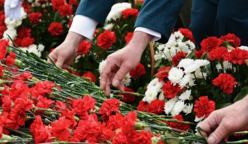 Мэр Москвы и волонтёры возложили цветы к памятнику маршалу Жукову 