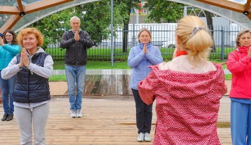 Ломоносовские долголеты занимаются спортом в Воронцовском парке