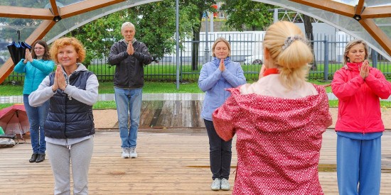 Ломоносовские долголеты занимаются спортом в Воронцовском парке