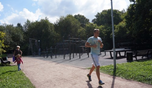 Жители Ломоносовского района могут заниматься спортом на воркаут-площадках