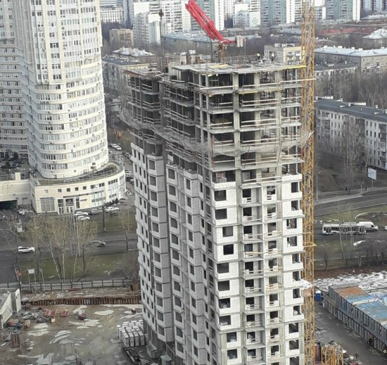 На улице Архитектора Власова продолжается возведение жилого дома по программе реновации