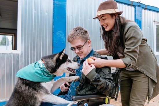 В Центре реабилитации инвалидов «Бутово» собаки помогают детям с инвалидностью