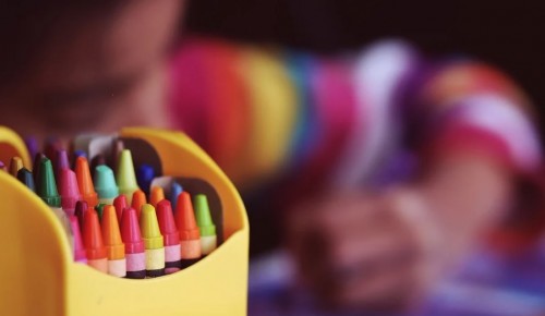 Воспитанники изостудии «Подснежник» готовятся к конкурсу детского рисунка