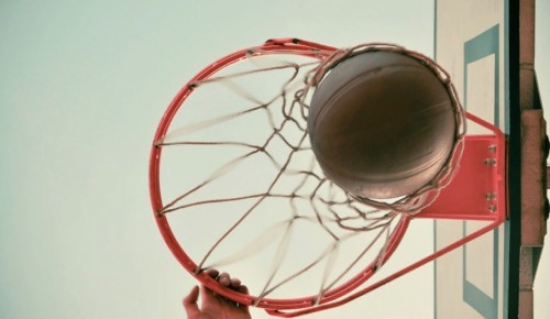 На спортивной площадке в Ломоносовском районе заменили сетки на баскетбольных кольцах