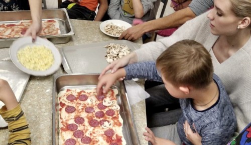 Ребята из Свято-Софийского дома приготовили пиццу