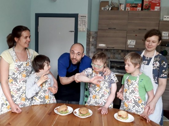 В Свято-Софийском доме дети любят готовить и делать покупки