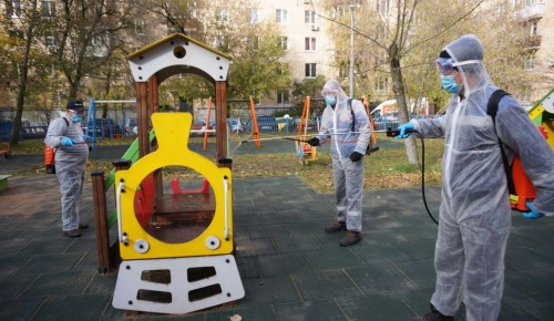 В Ломоносовском районе проводят санитарную обработку детских и спортивных площадок