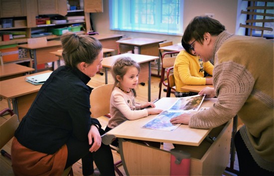 На занятиях в центре лечебной педагогики «Особое детство» совмещают уроки и физическую активность