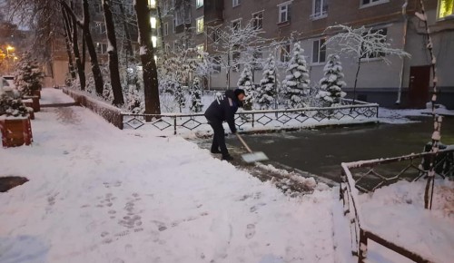 Работники "Жилищника" регулярно чистят улицы от снега