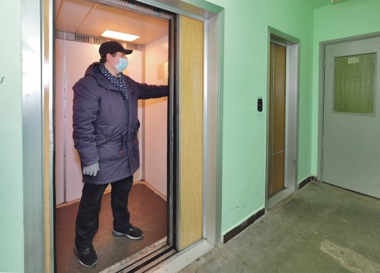 На улице Крупской устранили неисправность в работе лифта