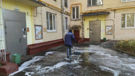По просьбе жителей в Ломоносовском районе установили урны у подъездов