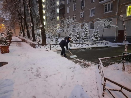По заявке жителя Ломоносовского района выполнены работы по очистке тротуаров