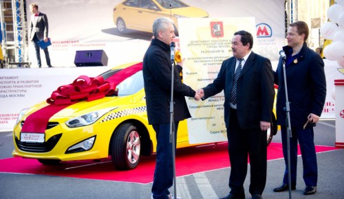 Сергей Собянин вручил 50-тысячное разрешение на работу такси в Москве