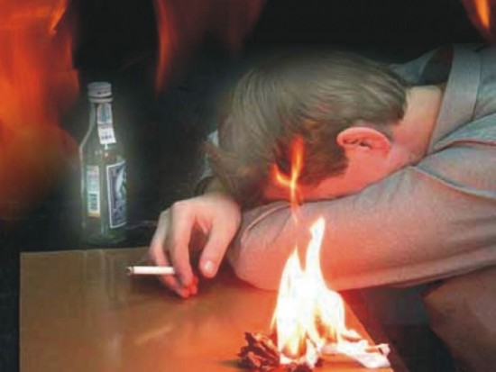 Курение в постели – одна из причин бытовых пожаров.