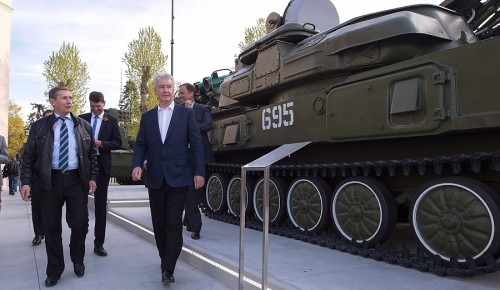 Сергей Собянин открыл выставку современной военной техники на ВДНХ
