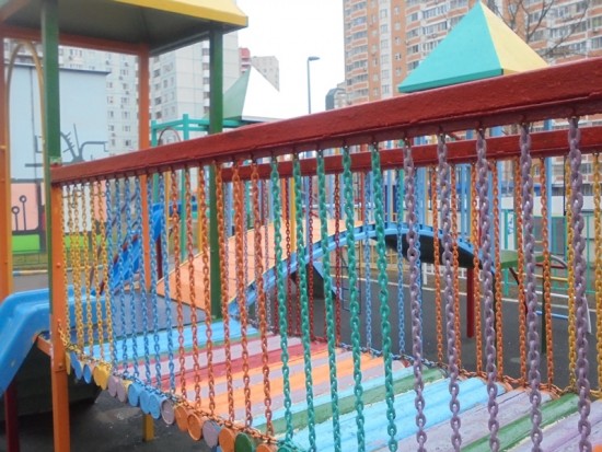 В Обручевском районе отремонтировали спортивную конструкцию на детской площадке