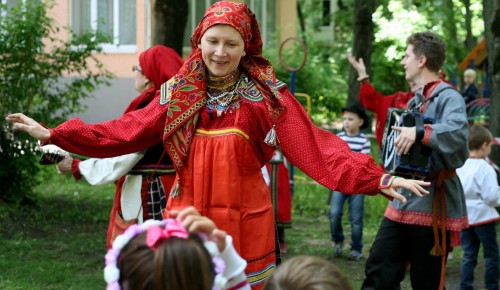 Жители Обручевского района узнали об исконно русских традициях празднования Троицы