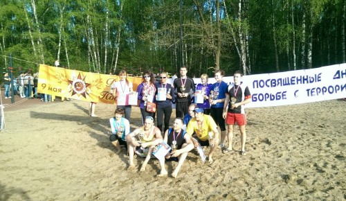 На окружных соревнованиях по пляжному волейболу женская команда Обручевского района заняла II место