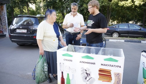 Супружеская пара провела акцию по раздельному сбору отходов в ЮЗАО