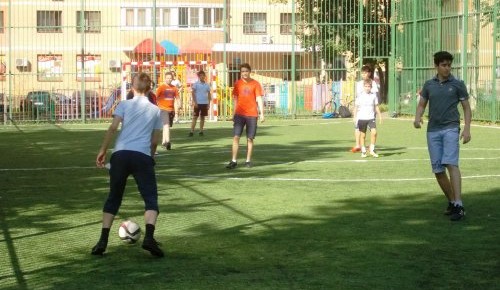  Парни Обручевского района сыграли в мини-футбол 
