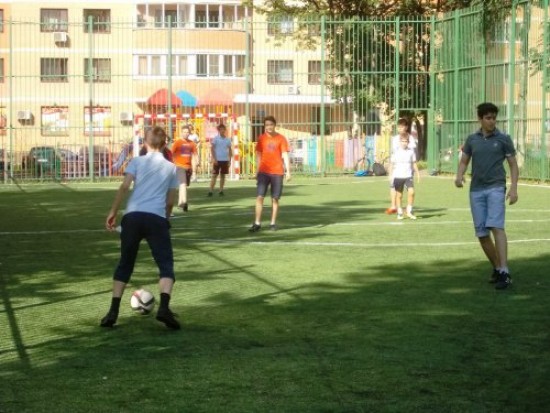  Парни Обручевского района сыграли в мини-футбол 