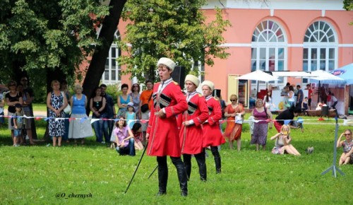 В Воронцовском парке показала представление Кремлевская школа верховой езды