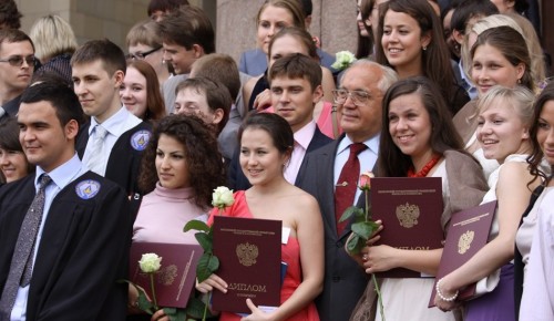 Выпускникам Московского университета МВД России дипломы вручили на Красной площади